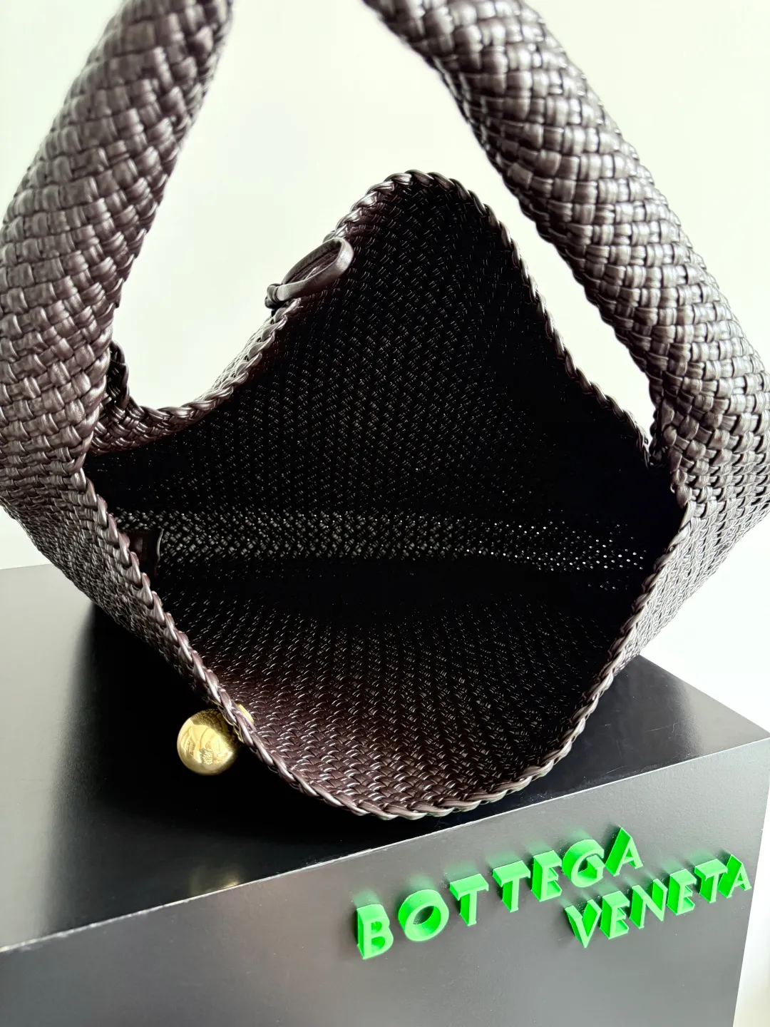 Batch 7360 BOTTEGA VENETA new product large Tosca Baci Baci means Kiss in Italian. Different from the previous Tosca style, this time the entire handbag presents a triangular shape design, and the handle is also designed with a single handle. The delicateness of each stitch of the craftsman's weaving, and the warmth of the handwork are like freshly baked bread! This is a bag that only experienced craftsmen can weave. The lightweight material and large capacity make it easy to carry whether you are an office worker or a student party😍Not only that, this bag is full of fashion, making you the center of attention whether it is for daily outings or important occasions👀 Style number: 762635 Size: 54*39.5*6cm